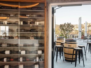 Bar à vin, restauration en plein air, ouvert certains jours