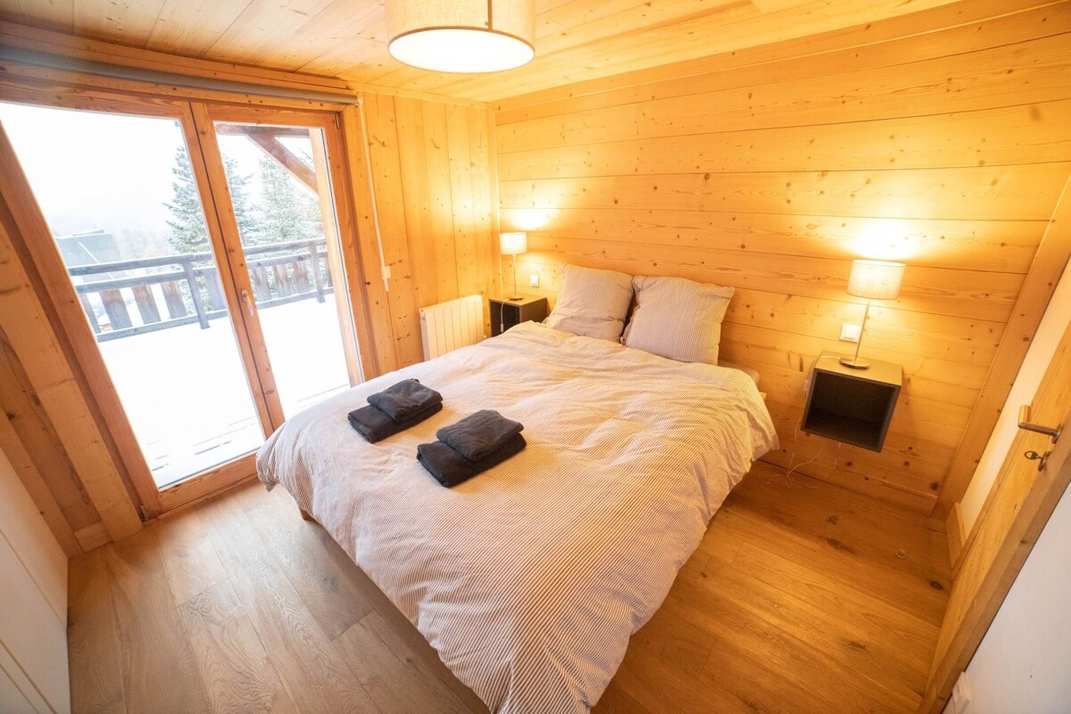 8 slaapkamers, een strijkplank/strijkijzer, reisbedje, gratis wifi