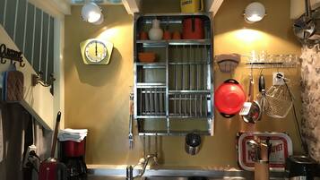 Refrigerador, horno, parrilla de estufa y cafetera y tetera