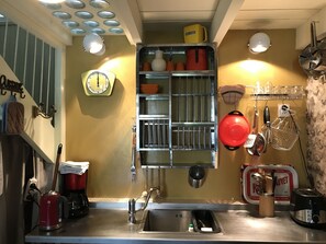 Réfrigérateur, four, plaque de cuisson, cafetiÚre/bouilloire