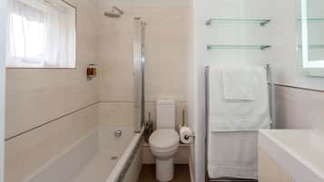 Double Room | Bathroom | Shower, free toiletries, hair dryer, towels