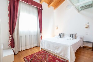 2 bedrooms, down duvets, in-room safe, desk - Ca' degli Archi 2 (Venice)