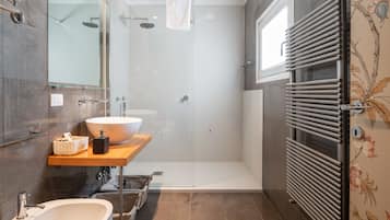 Apartment, 2 Schlafzimmer | Badezimmer | Dusche, kostenlose Toilettenartikel, Haartrockner, Bidet