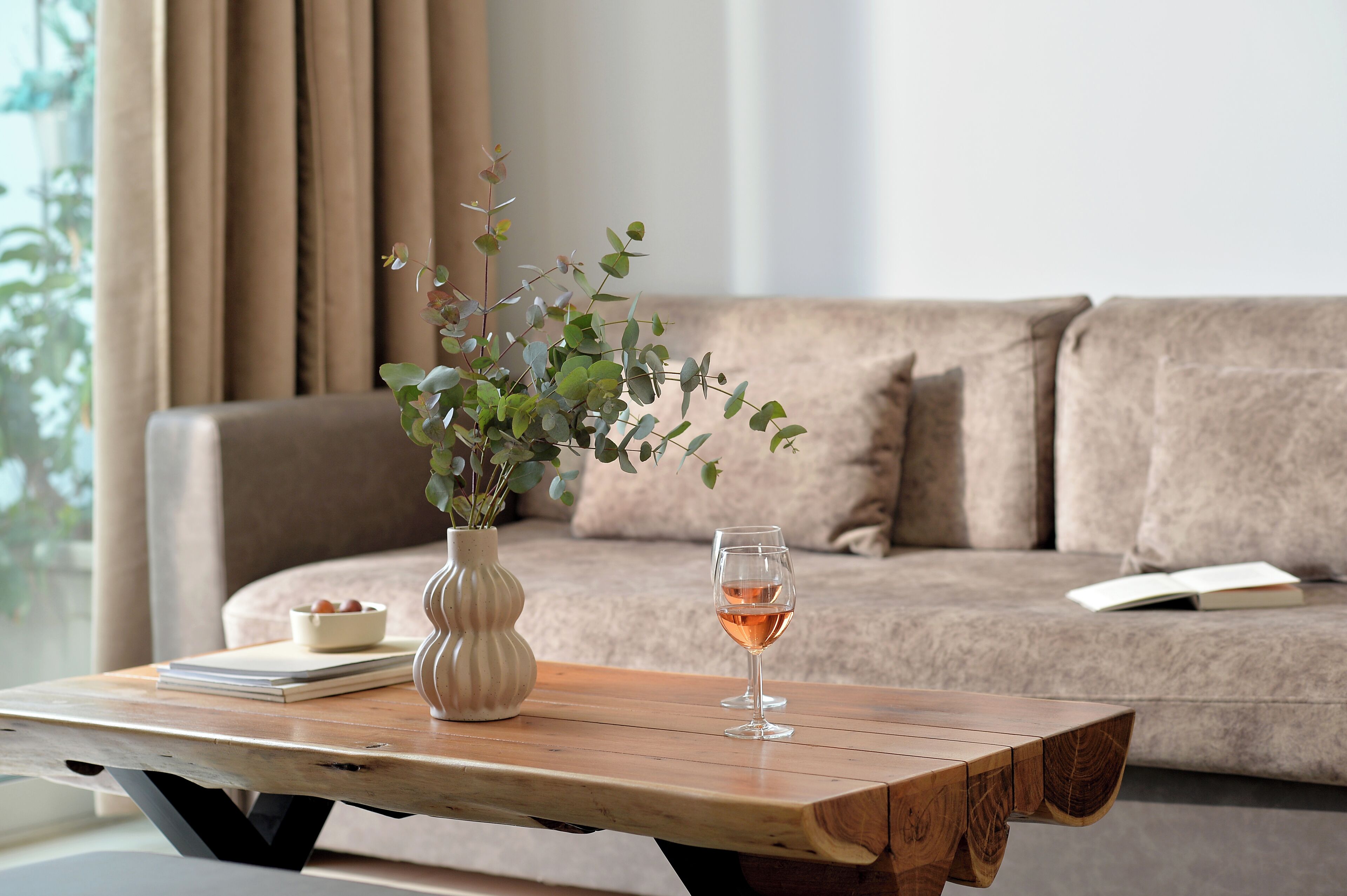 Deluxe Family Apartment | Living room | 40-inch flat-screen TV with satellite channels, TV, Netflix