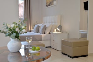 Deluxe Apartment | Egyptian cotton sheets, premium bedding, down comforters - Alekos Apartments 1 (Athens)