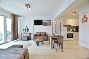 Apartamento superior | Área de estar | TV de tela plana 40 polegadas com canais via satélite, TV, Netflix