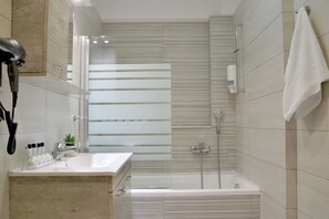 Deluxe Family Apartment | Bathroom | Combined shower/bathtub, free toiletries, hair dryer, slippers - Alekos Apartments 1 (Athens)