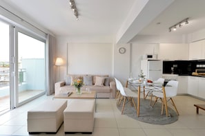 Maisonette with Acropolis View | Living room | 40-inch flat-screen TV with satellite channels, TV, Netflix - Alekos Apartments 1 (Athens)