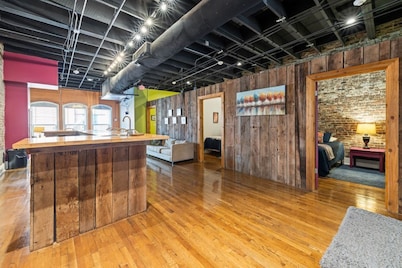 Best location in Nashville! In the Heart of Broadway!