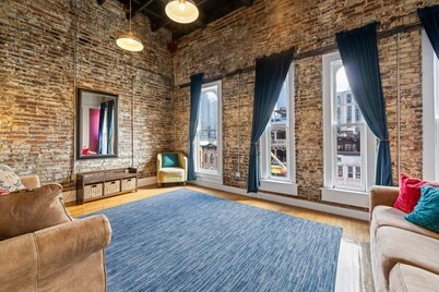 Best location in Nashville! In the Heart of Broadway!