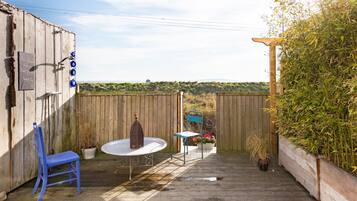 Blue Jacuzzi Room | Terrace/patio