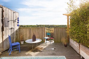 ห้องดีลักซ์ดับเบิล, เตียงคิงไซส์ 1 เตียง | ลานระเบียง/นอกชาน