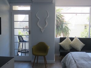 40-inch flat-screen TV with satellite channels, TV, Netflix - Oranjehof Studios (Cape Town)