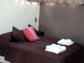 1 chambre, lits bébé (gratuits), Wi-Fi gratuit, draps fournis