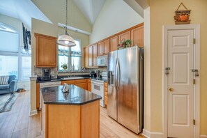 Fridge, microwave, oven, dishwasher - A Paradise Inn G – Your Topsail Island Escape (Surf City)