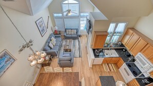 Ein geräumiges Loft mit Essbereich, Küche und Wohnzimmer.