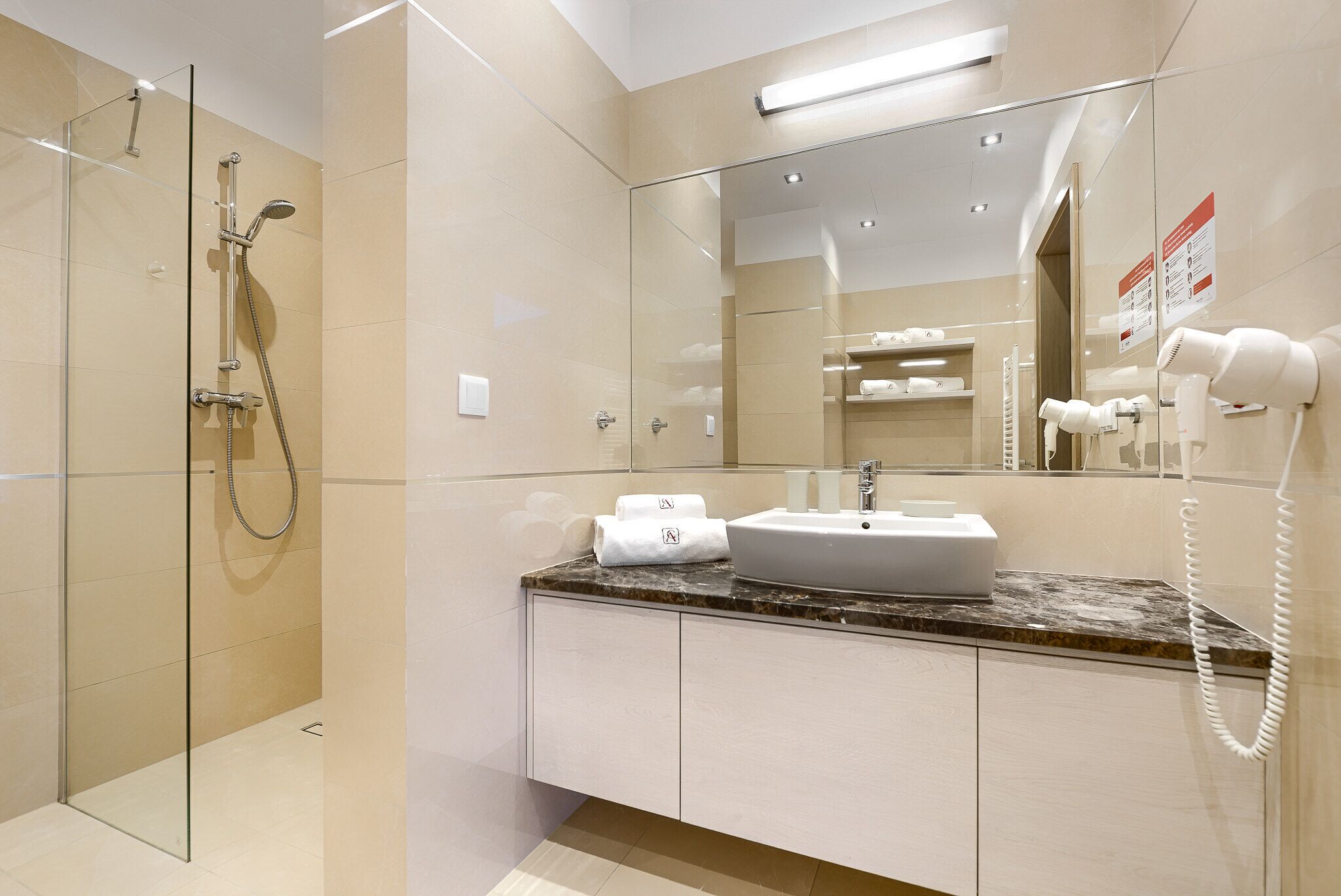 apartment, 3 bedrooms | bathroom | shower, hair dryer, towels