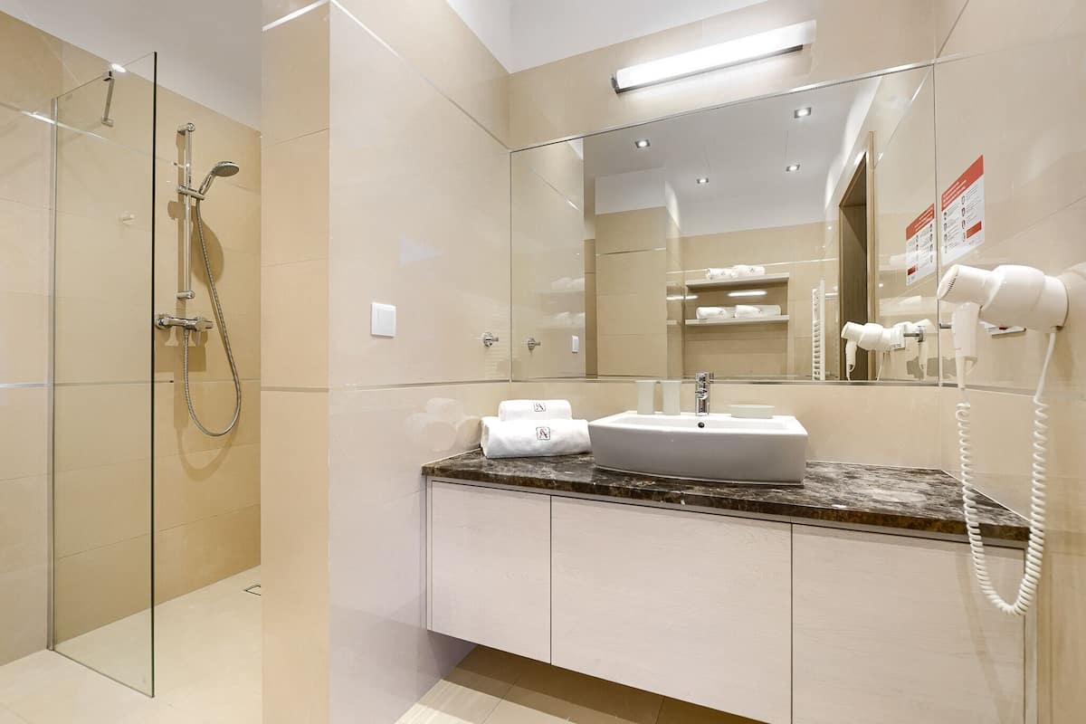 apartment, 3 bedrooms | bathroom | shower, hair dryer, towels