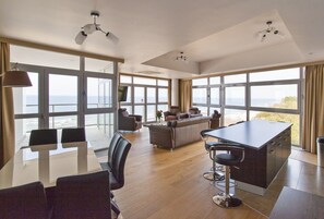 Executive appartement, uitzicht op zee | Woonruimte | Televisie