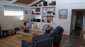 Televisión, chimenea, reproductor de DVD y estéreo