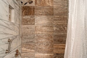 Ensemble douche/baignoire, sèche-cheveux, serviettes fournies