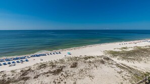 På stranden