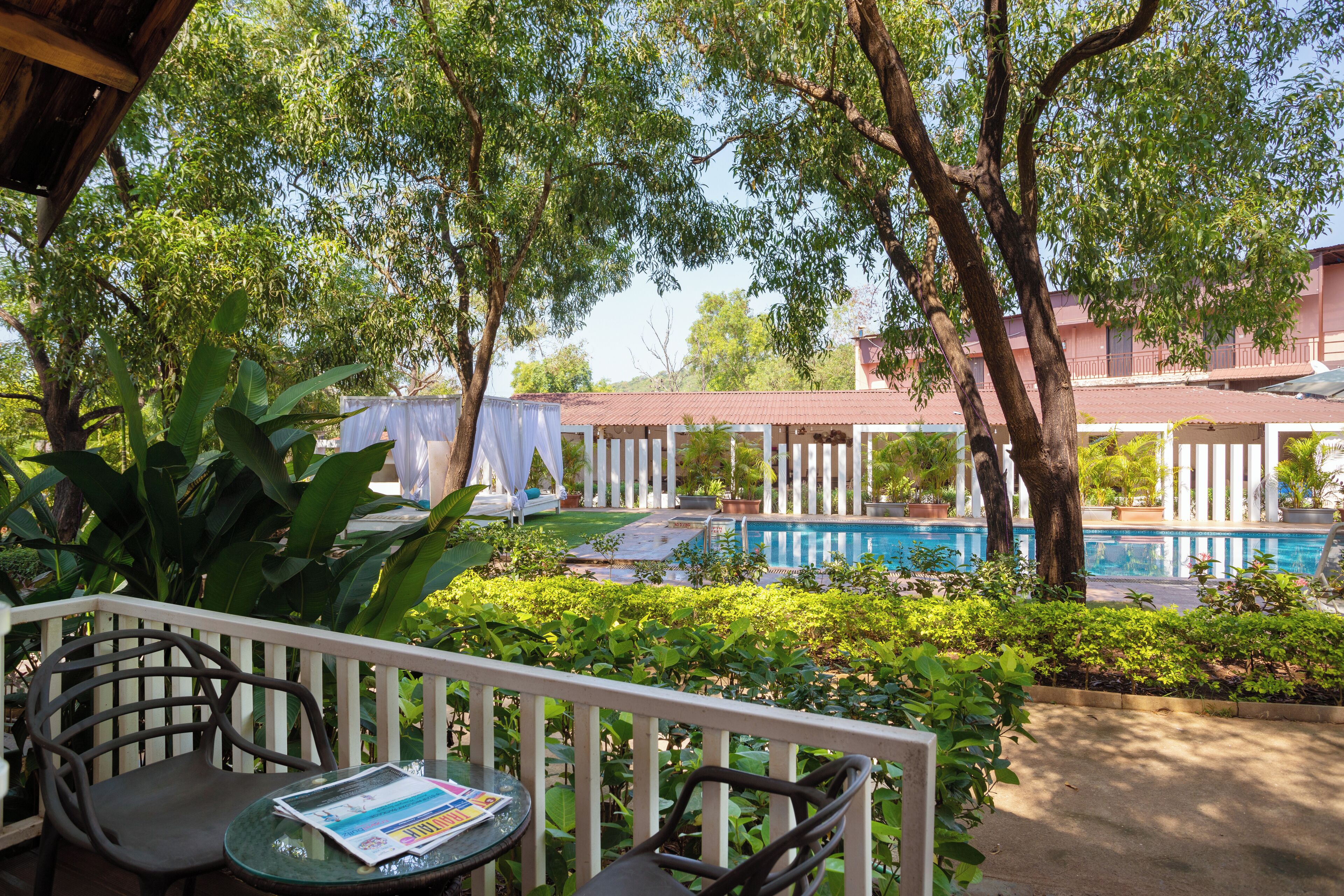 pool front cottage | desk, soundproofing, free wifi, bed sheets