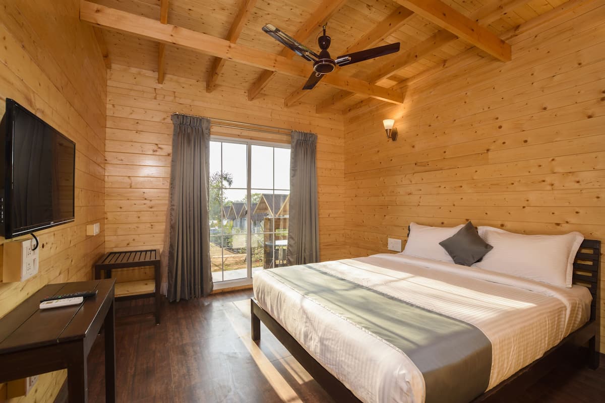 wooden cottage | desk, soundproofing, free wifi, bed sheets