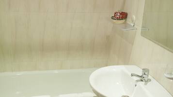 Eenpersoonskamer | Badkamer | Een bad/douchecombinatie, gratis toiletartikelen, een haardroger