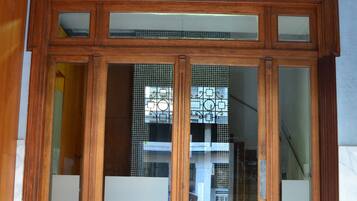 Una puerta doble de madera con paneles de vidrio y el texto "Buenos Aires" en cada panel.