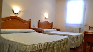 Vierpersoonskamer | Een bureau, verduisterende gordijnen, gratis wifi, beddengoed