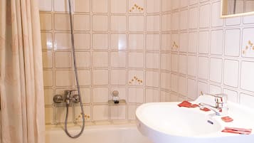 Economy Double Room | Bathroom