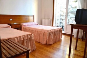Quarto casal, sacada | Escrivaninha, cortinas blackout, Wi-Fi de cortesia, roupa de cama