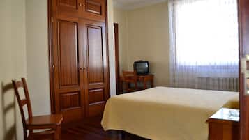 Habitación doble | Escritorio, cortinas opacas, wifi gratis y ropa de cama