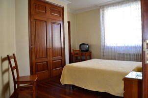 Escritorio, cortinas blackout, wifi gratis y ropa de cama 