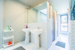 Big Private Room | Salle de bain | Douche, articles de toilette (gratuits), séchoir à cheveux, pantoufles