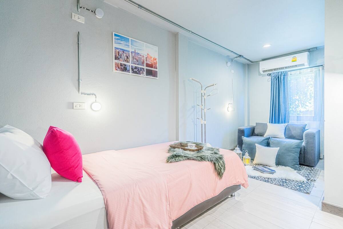 Modern Family Room | Rollaway beds, free WiFi, bed sheets