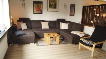 House | Ruang tamu | TV skrin rata, pendiangan, monitor komputer