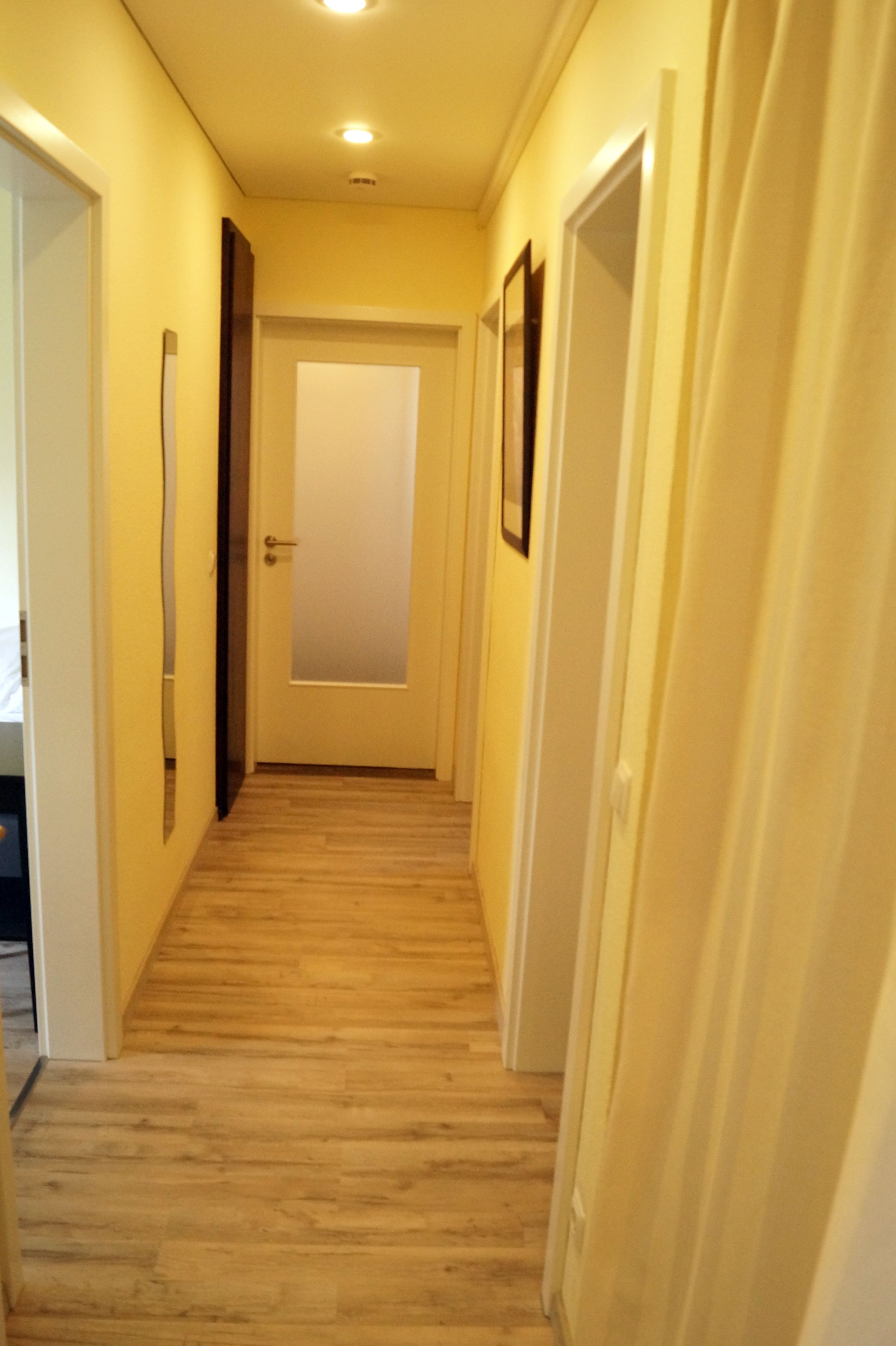 Rumah | Area keluarga | TV layar datar, perapian, dan monitor komputer