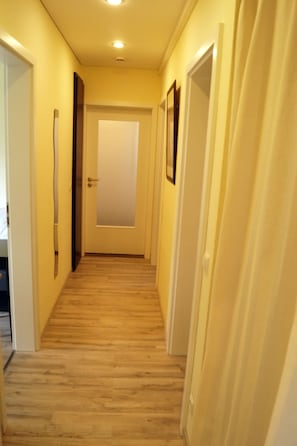 House | Living area | Flat-screen TV, fireplace, computer monitors - Ferienhaus am Stausee Bitburg (Biersdorf am See)