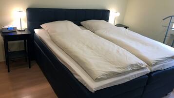 House | 1 bilik tidur, dilengkapkan perabot secara berasingan, meja