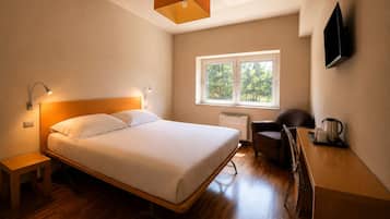 Habitación estándar doble | Minibar, escritorio, cunas (de pago) y cuna de viaje