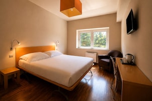 Minibar, escritorio, cunas y ropa de cama 