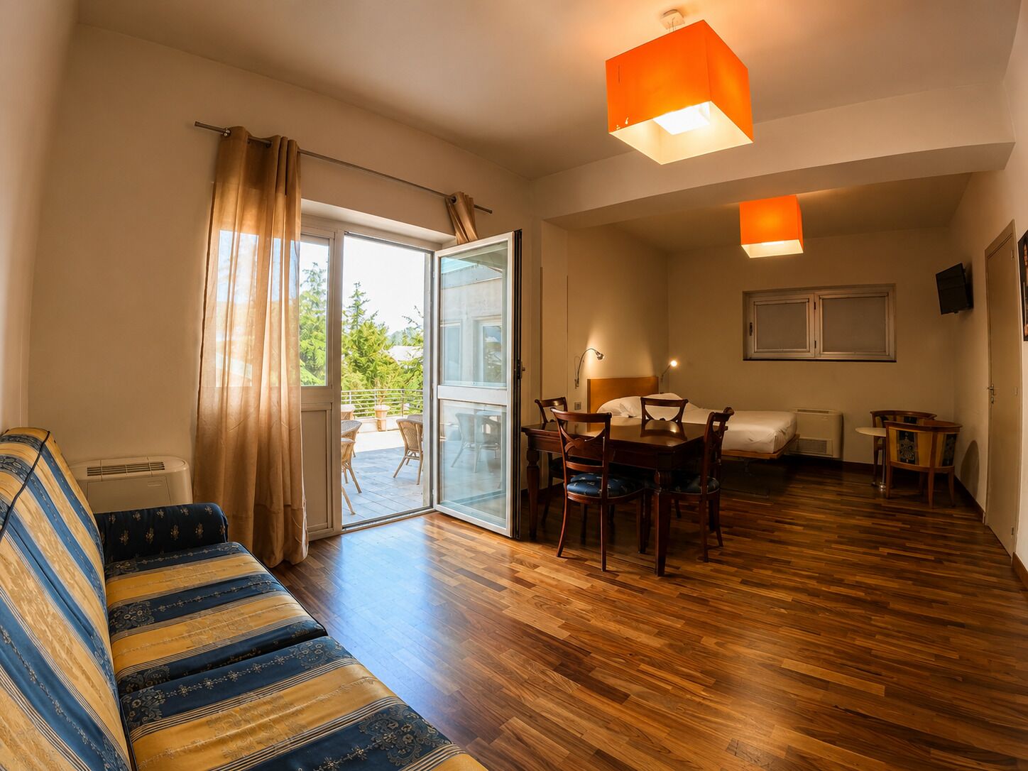 Junior Suite | Minibar, desk, cots/infant beds, travel cot