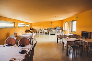 Desayuno con opciones de la cocina local incluido todos los días 
