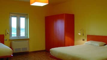 Minibar, Schreibtisch, Babybetten, Reisekinderbett