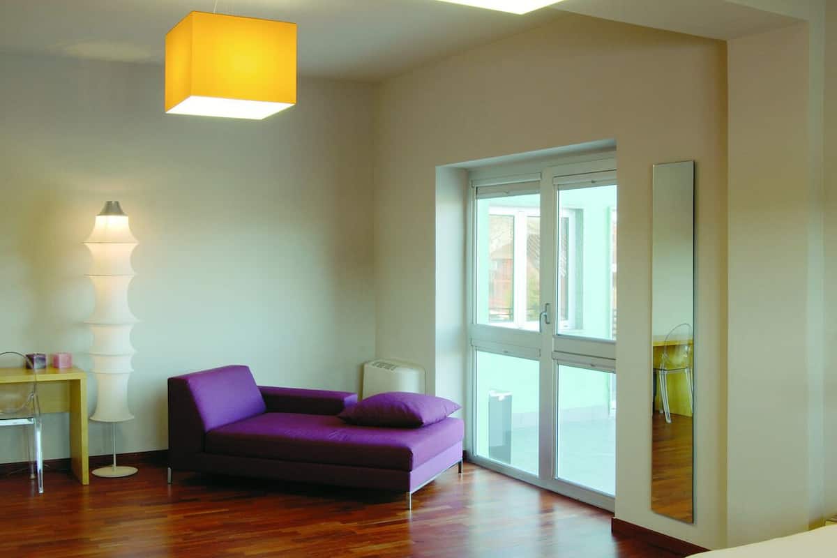 1 habitación, minibar, escritorio y cunas