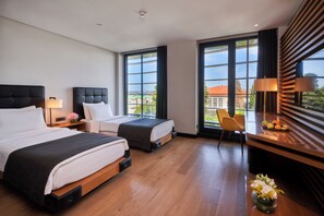 Minibar, in-room safe, desk, laptop workspace - Metropolitan Hotels Bosphorus (Istanbul)