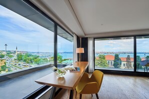 ห้องจูเนียร์สวีท, วิวทะเล | มินิบาร์, ตู้นิรภัยในห้องพัก, โต๊ะทำงาน, พื้นที่ทำงานแบบใช้แล็ปท็อป