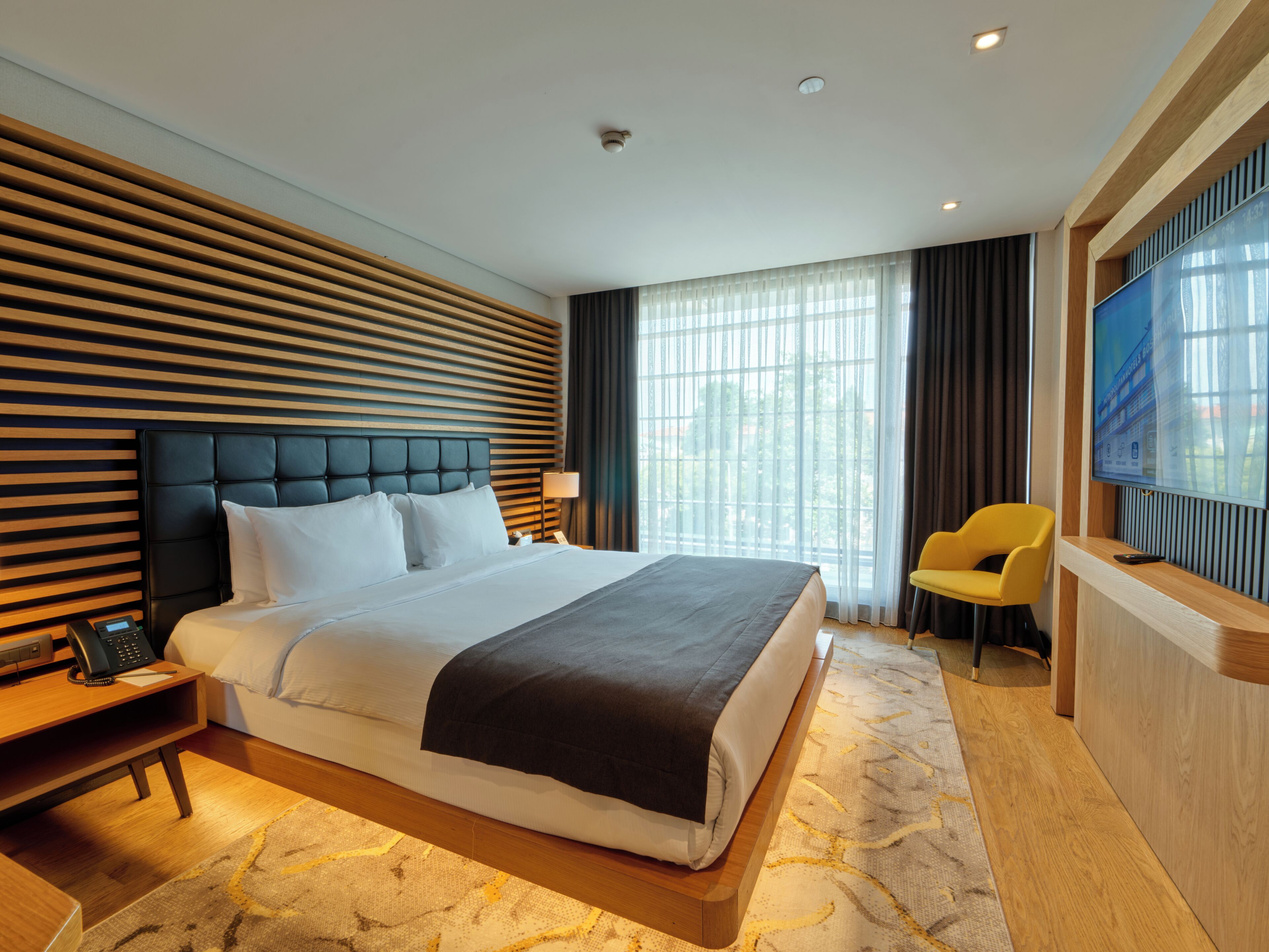Deluxe Room, Sea View | Minibar, in-room safe, desk, laptop workspace